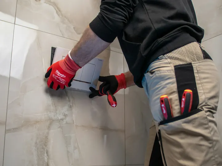 Tiler setting floor tile